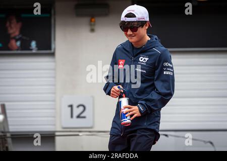 Spielberg, Austria, 02/07/2023, Yuki Tsunoda pilota giapponese della Scuderia AlphaTauri visto durante la parata dei piloti davanti al Gran Premio di F1 austriaco. Max Verstappen ha vinto tutto il possibile durante il Gran Premio di F1 austriaco. Ha preso la pole position durante la sessione di qualificazione di venerdì, ha preso la pole durante lo Sprint Shootout, ha vinto la gara di Sprint e ha concluso il weekend al Red Bull Ring con una comoda vittoria davanti al pilota monegasco della Ferrari Charles Leclerc. Il compagno di squadra messicano Sergio Perez di Verstappen si è piazzato terzo dopo un notevole pilota dal 15° posto sulla griglia di partenza. Foto Stock