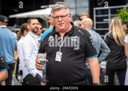 Spielberg, Austria, 02/07/2023, il Team Principal dell'Alpine F1 Team Otmar Szafnauer ha visto camminare attraverso il paddock di F1 davanti al Gran Premio di F1 austriaco. Max Verstappen ha vinto tutto il possibile durante il Gran Premio di F1 austriaco. Ha preso la pole position durante la sessione di qualificazione di venerdì, ha preso la pole durante lo Sprint Shootout, ha vinto la gara di Sprint e ha concluso il weekend al Red Bull Ring con una comoda vittoria davanti al pilota monegasco della Ferrari Charles Leclerc. Il compagno di squadra messicano Sergio Perez di Verstappen si è piazzato terzo dopo un notevole pilota dal 15° posto sulla griglia di partenza. Foto Stock