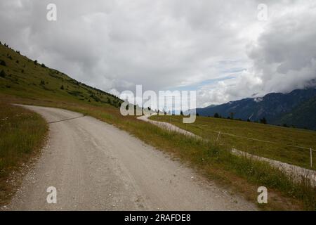 Una fantastica vista del sentiero che conduce al Lago delle Marmotte, passo del Tonale, BS, Italia Foto Stock
