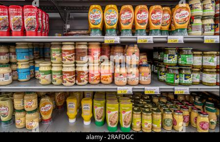 Italia - 22 giugno 2023: Maionese e salse di vario genere e salsa di senape in vasetti di vetro e bottiglie di plastica sullo scaffale in vendita in una cena italiana Foto Stock