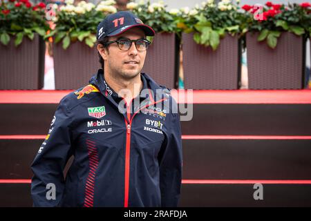 Spielberg, Austria, 02/07/2023, Sergio Perez, pilota messicano della Oracle Red Bull Racing, visto durante la parata dei piloti davanti al Gran Premio di F1 austriaco. Max Verstappen ha vinto tutto il possibile durante il Gran Premio di F1 austriaco. Ha preso la pole position durante la sessione di qualificazione di venerdì, ha preso la pole durante lo Sprint Shootout, ha vinto la gara di Sprint e ha concluso il weekend al Red Bull Ring con una comoda vittoria davanti al pilota monegasco della Ferrari Charles Leclerc. Il compagno di squadra messicano Sergio Perez di Verstappen si è piazzato terzo dopo un notevole pilota dal 15° posto sulla griglia di partenza. Foto Stock