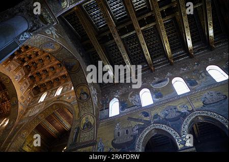 Soffitto in legno policromo della Cattedrale di Santa Maria in stile barocco normanno a Monreale, Sicilia, Italia. Foto Stock