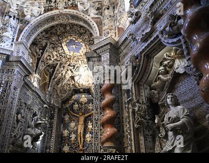 Il Crocifisso della Cappella del Santissimo Crocifisso inchiodato all'albero di Jesse all'interno della Cattedrale di Santa Maria nuova, Monreale. Foto Stock