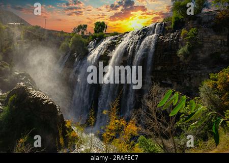 La cascata Tortum è la più grande ed è uno dei tesori naturali più notevoli della Turchia. Foto Stock