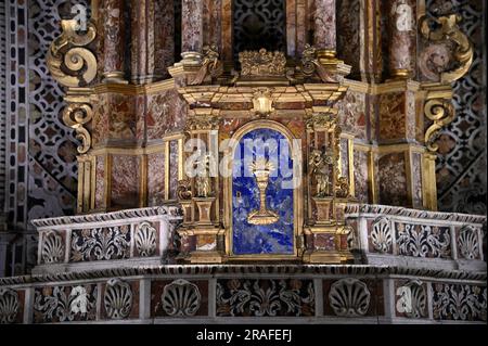 Particolare altare marmoreo alla Cappella del Santissimo Sacramento in stile barocco a Monreale Sicilia, Italia. Foto Stock