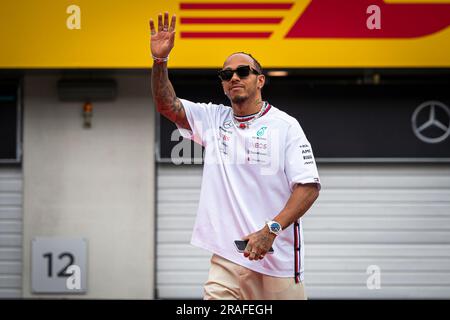 Lewis Hamilton, pilota britannico del Mercedes AMG Petronas F1 Team, visto durante la sfilata dei piloti davanti al Gran Premio di F1 austriaco. Max Verstappen ha vinto tutto il possibile durante il Gran Premio di F1 austriaco. Ha preso la pole position durante la sessione di qualificazione di venerdì, ha preso la pole durante lo Sprint Shootout, ha vinto la gara di Sprint e ha concluso il weekend al Red Bull Ring con una comoda vittoria davanti al pilota monegasco della Ferrari Charles Leclerc. Il compagno di squadra messicano Sergio Perez di Verstappen si è piazzato terzo dopo un notevole pilota dal 15° posto sulla griglia di partenza. (Foto di Andreja Cencic/SOPA Image Foto Stock