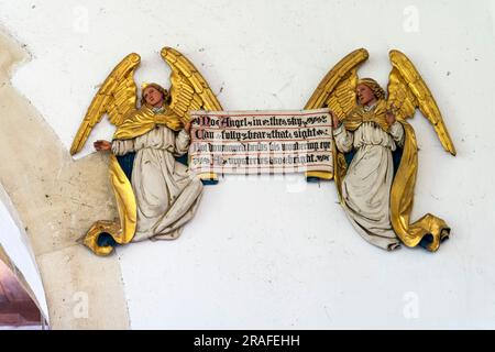 Questi angeli che contenevano le parole dell'inno "Corona lui con molte corone" furono trasferiti nella chiesa di Flitcham dopo la ristrutturazione della chiesa di Sandringham nel 1907. Foto Stock
