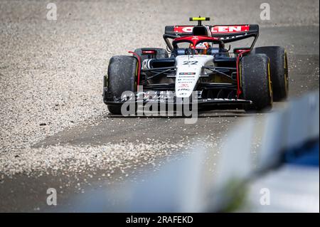 Il pilota giapponese di Scuderia AlphaTauri Yuki Tsunoda scappa dalla ghiaia durante la gara del Gran Premio di F1 austriaco. Max Verstappen ha vinto tutto il possibile durante il Gran Premio di F1 austriaco. Ha preso la pole position durante la sessione di qualificazione di venerdì, ha preso la pole durante lo Sprint Shootout, ha vinto la gara di Sprint e ha concluso il weekend al Red Bull Ring con una comoda vittoria davanti al pilota monegasco della Ferrari Charles Leclerc. Il compagno di squadra messicano Sergio Perez di Verstappen si è piazzato terzo dopo un notevole pilota dal 15° posto sulla griglia di partenza. (Foto di Andreja Cencic/SOPA Images/Sipa USA) Foto Stock