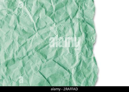 Carta verde sfrangiata riciclata con bordo strappato isolato su sfondo bianco. Sfondo astratto stropicciato e piegato, sfondo con spazio per la copia Foto Stock