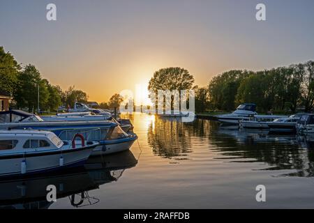 Barche sul fiume Waveney at the Quay in Beccles at Sunset , Suffolk , Inghilterra , Gran Bretagna , Regno Unito Foto Stock