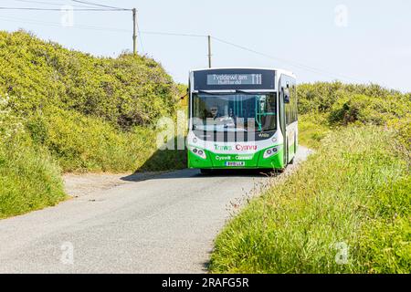 Il servizio di autobus TrawsCymru T11 da St Davids a Haverfordwest a Trefin (Trevine) nel Pembrokeshire Coast National Park, Galles, Regno Unito Foto Stock