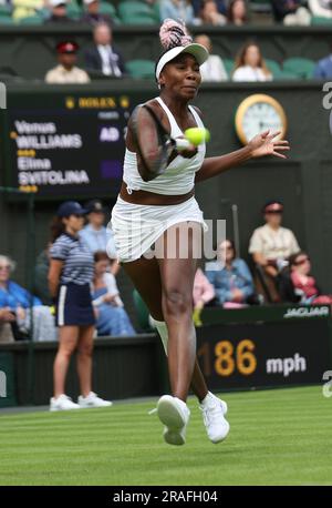 Londra, Regno Unito. 3 luglio 2023. L'americana Venus Williams gioca un anticipo durante il suo primo turno contro l'Ucraina Elina Svitolina nel primo giorno del campionato di Wimbledon 2023 a Londra lunedì 3 luglio 2023. Foto di Hugo Philpott/UPI credito: UPI/Alamy Live News Foto Stock