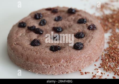 Navara Rice vattayappam. Torta di riso al vapore fatta con una pastella fermentata di riso navara e cocco e cotta al vapore in un piatto rotondo. Una versione della tradizione Foto Stock