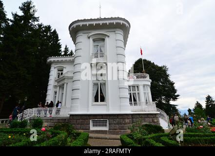 Ataturk Mansion, situata a Trabzon, in Turchia, fu costruita all'inizio del XX secolo. È un centro turistico molto importante a Trabzon. Foto Stock