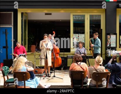 Cantante e band con sassofono, chitarra, batteria e base verticale che si esibiscono all'esterno della Locanda Luna, York St, per il festival Taste of Twickenham. Foto Stock