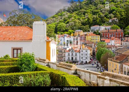 La città storica e la piazza centrale di Sao Martinho, dai giardini del Palazzo Nazionale di Sintra a Sintra, Portogallo. I palazzi romantici e fiabeschi attirano turisti da tutto il mondo. Foto Stock