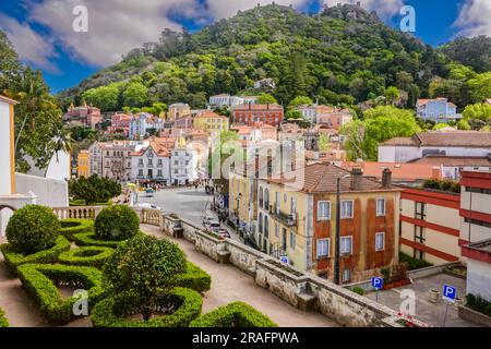 La città storica e la piazza centrale di Sao Martinho, dai giardini del Palazzo Nazionale di Sintra a Sintra, Portogallo. I palazzi romantici e fiabeschi attirano turisti da tutto il mondo. Foto Stock