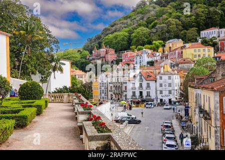 La città storica e la piazza centrale di Sao Martinho, dai giardini del Palazzo Nazionale di Sintra a Sintra, Portogallo. I palazzi romantici e fiabeschi attirano turisti da tutto il mondo. Foto Stock