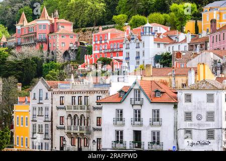 La città storica e la piazza centrale di Sao Martinho, dai giardini del Palazzo Nazionale di Sintra a Sintra, Portogallo. I palazzi romantici e fiabeschi attirano turisti da tutto il mondo. Foto Stock