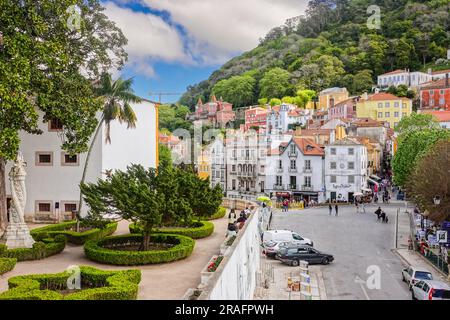 La città storica e la piazza centrale di Sao Martinho, dai giardini del Palazzo Nazionale di Sintra a Sintra, Portogallo. I palazzi romantici e fiabeschi attirano turisti da tutto il mondo. Foto Stock