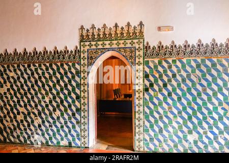 Piastrelle murali dipinte in stile moresco con vetri di stagno nella sala araba del Palazzo Nazionale di Sintra a Sintra, Portogallo. I palazzi romantici e fiabeschi attirano turisti da tutto il mondo. Foto Stock