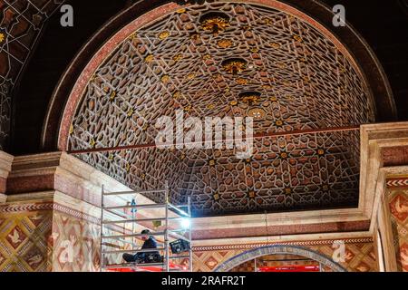 Cappella Palatina con soffitto a forma di traforo in stile mudejar del XV secolo in fase di restauro presso il Palazzo Nazionale di Sintra, Portogallo. I palazzi romantici e fiabeschi attirano turisti da tutto il mondo. Foto Stock