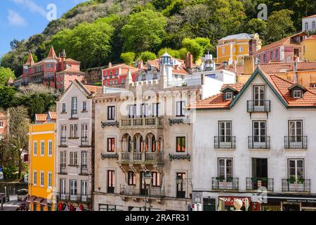 La città storica e la piazza centrale di Sao Martinho, dai giardini del Palazzo Nazionale di Sintra a Sintra, Portogallo. I palazzi romantici e fiabeschi attirano turisti da tutto il mondo. Foto Stock