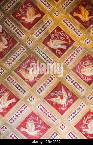 Dettaglio del motivo del muro di piccione del XV secolo all'interno della Cappella Palatina presso il Palazzo Nazionale di Sintra a Sintra, Portogallo. I palazzi romantici e fiabeschi attirano turisti da tutto il mondo. Foto Stock