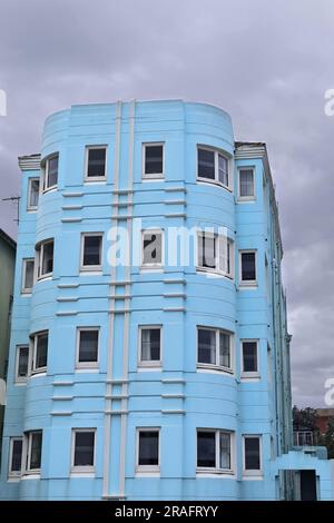 Edificio storico in stile Art Deco dell'Inter War del 731 dipinto di blu chiaro di fronte alla North Bondi Beach. Sydney-Australia. Foto Stock