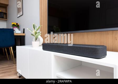 SoundBar in una casa moderna. Ascoltare musica e guardare film Foto Stock