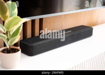 SoundBar in una casa moderna. Ascoltare musica e guardare film Foto Stock