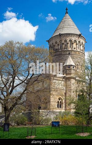 Il James A. Garfield Memorial nel Lake View Cemetery di Cleveland è luminoso e vivace dopo i recenti lavori di sabbiatura all'esterno. Foto Stock