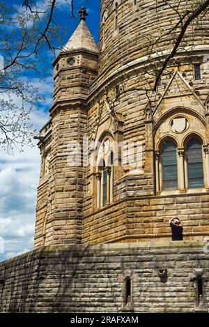 La massiccia base e la metà inferiore del James A. Garfield Memorial nel Lake View Cemetery di Cleveland è visibile da vicino in una luminosa mattinata primaverile. Foto Stock