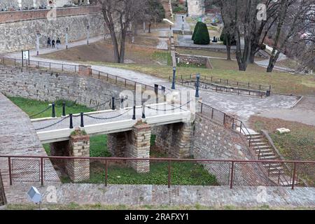 Belgrado, Serbia - 12 dicembre 2018: Ponte pedonale sulle mura alte del Moat presso la storica fortezza di Kalemegdan nella capitale, giorno d'inverno. Foto Stock