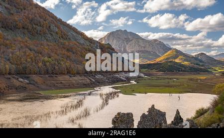 Basso livello dell'acqua nel serbatoio di Riaño, Leon, Spagna Foto Stock