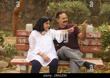 Bella coppia Old Indian Happy seduto insieme nel parco e godendo di momenti felici della vita. Foto Stock