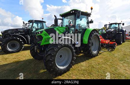 Moderno trattore Deutz - Fahr parcheggiato su erba. Foto Stock