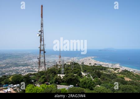 Vista dal monte Erice sulle torri di comunicazione delle comunicazioni cellulari e della costa siciliana Foto Stock