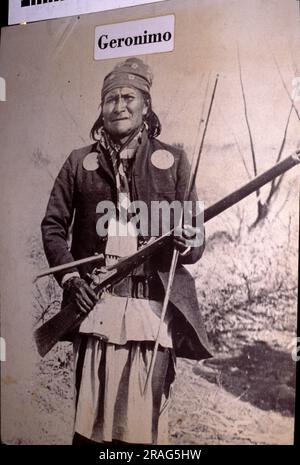 Geronimo (Mescalero-Chiricahua: Goyaałél "colui che sbadiglia"; 16 giugno 1829 – 17 febbraio 1909) è stato un leader di spicco e uomo di medicina della banda Bedonkohe del popolo Apache Ndendahe. Dal 1850 al 1886, Geronimo si unì ai membri di altre tre bande Apache centrali - Tchihende, Tsokanende e Nednhi - per compiere numerose incursioni, Oltre a combattere contro le campagne militari messicane e statunitensi negli stati messicani settentrionali di Chihuahua e Sonora e nei territori americani sudoccidentali del nuovo Messico e dell'Arizona. Foto Stock