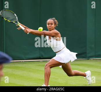 Wimbledon. La canadese Leylah Fernandez in azione durante il suo match di primo turno contro Katerina Baindl, Ucraina. 3 luglio 2023. Durante il giorno di apertura a Wimbledon. Crediti: Adam Stoltman/Alamy Live News Foto Stock