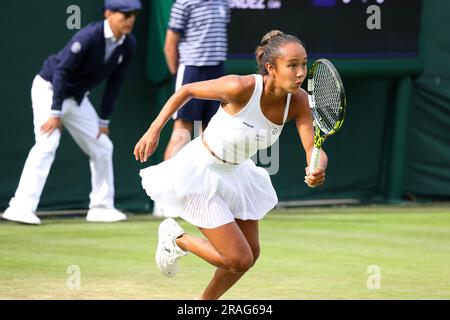 Wimbledon. La canadese Leylah Fernandez in azione durante il suo match di primo turno contro Katerina Baindl, Ucraina. 3 luglio 2023. Durante il giorno di apertura a Wimbledon. Crediti: Adam Stoltman/Alamy Live News Foto Stock