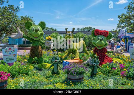 Topolino e Minnie topiari con Plutone, Chip e Dale di fronte al Disney World's Showcase in Florida durante il Flower and Garden Festival Foto Stock