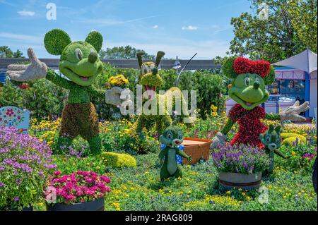 Topolino e Minnie topiari con Plutone, Chip e Dale di fronte al Disney World's Showcase in Florida durante il Flower and Garden Festival Foto Stock