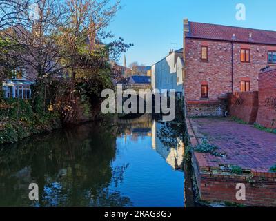 Regno Unito, North Yorkshire, York, fiume Foss che guarda verso Foss Bridge Foto Stock