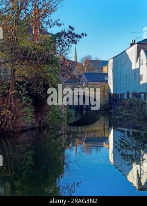 Regno Unito, North Yorkshire, York, fiume Foss che guarda verso Foss Bridge Foto Stock