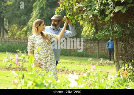 Una coppia indiana anziana si diverte a trascorrere una bella serata romantica nel parco verde. Stanno godendo, sorridendo e trascorrendo momenti di gioia. Foto Stock