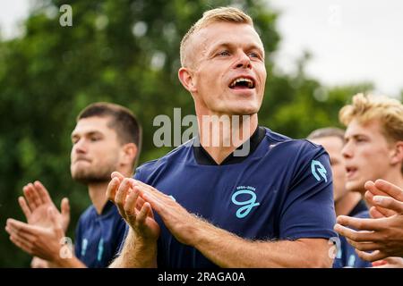 Doetinchem, Paesi Bassi. 3 luglio 2023. DOETINCHEM, PAESI BASSI - 3 LUGLIO: Lion Kaak di De Graafschap applaude durante la prima sessione di allenamento della stagione 2023-2024 di De Graafschap allo Sportpark De Bezelhorst il 3 luglio 2023 a Doetinchem, Paesi Bassi (foto di Rene Nijhuis/Orange Pictures) credito: Orange Pics BV/Alamy Live News Foto Stock