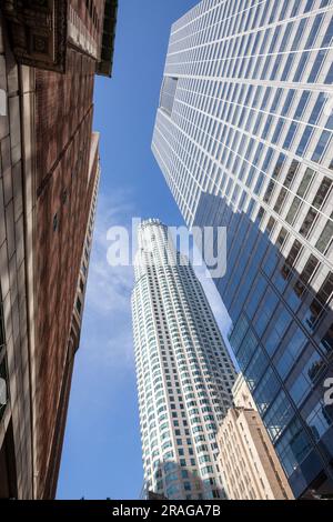 L'US Bank Building tra il Millenium Biltmore Hotel e la gas Company Tower/Seloitte Tower nel centro di Los Angeles, CALIFORNIA, USA Foto Stock