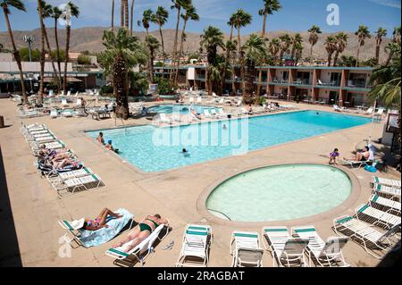 Piscina e bagni termali naturali presso il Desert Hot Springs Spa and Hotel di Desert Hot Springs, California Foto Stock