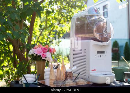 Tallinn, Estonia - 30 giugno 2023: Gelateria morbida Ugolini con coni di cialde, tazze e spruzzi durante la festa estiva in giardino. Foto Stock